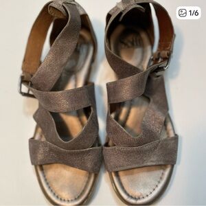 Sofft Strappy Metallic Gray Sandals Size 8M SB-1